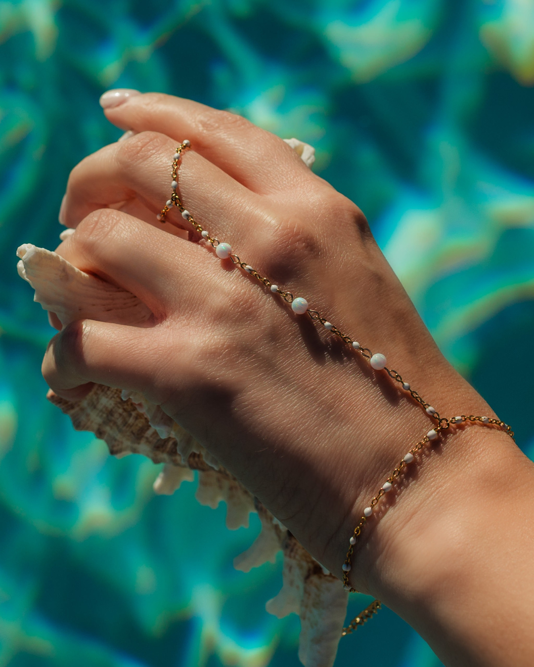 Hand-crafted Horizon Hand Chain – lightweight, waterproof, hypoallergenic jewelry.